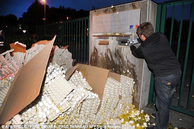 They want France's entire egg production to be reduced by five per cent to help raise prices, and called on President Francois Hollande's government to help with the smashing