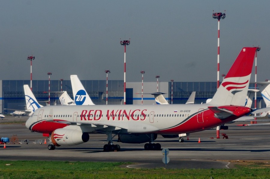 Ту-204 авиакомпании Red Wings в аэропорту Внуково