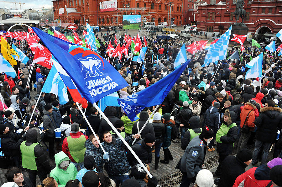 Участники митинга сторонников президента РФ Дмитрия Медведева и премьер-министра Владимира Путина «Слава России!» на Манежной площади в Москве. © Владимир Песня/РИА Новости