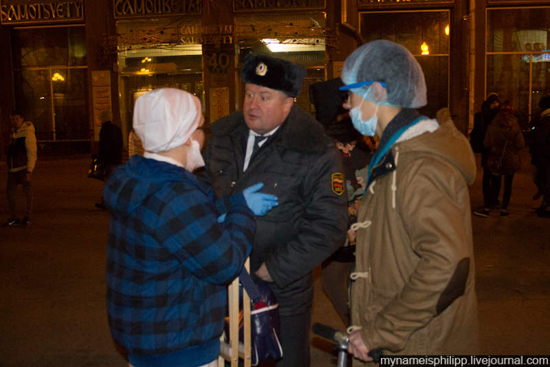 23. Полицейский начал запугивать их, типа, сейчас в участок вас отвезем, мама наругает и т.д. 