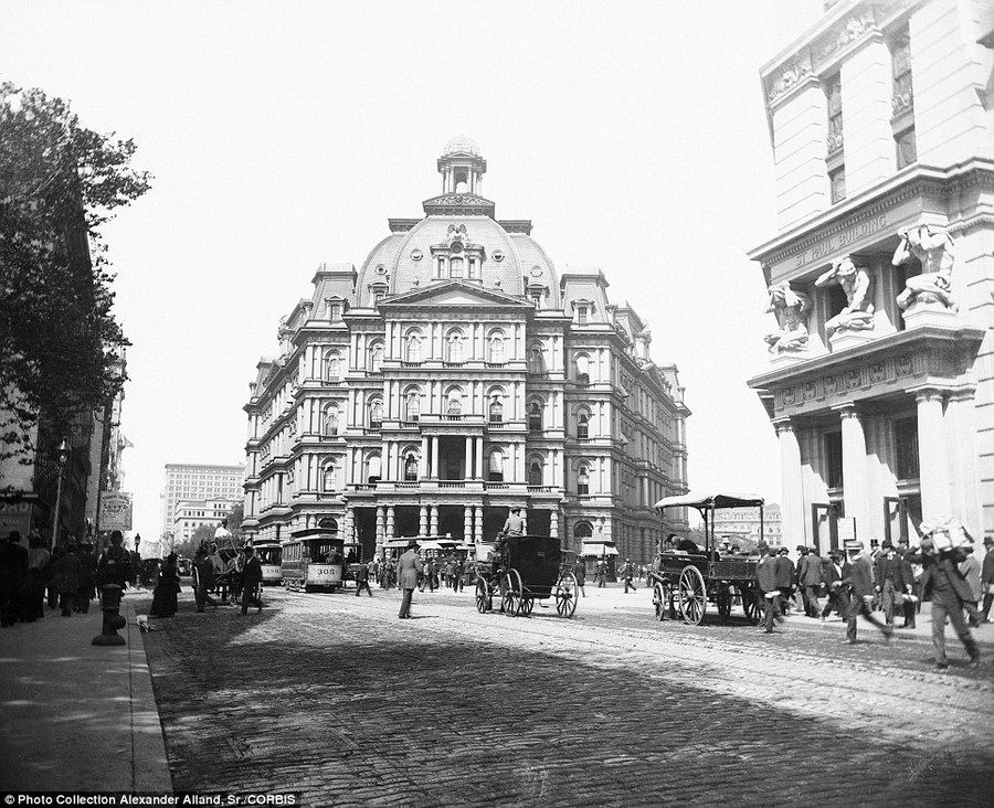 Manhattan's original post office in 1900