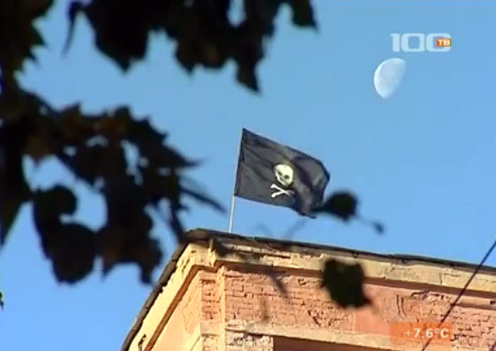 Пиратский флаг в Санкт-Петербурге. © Кадр телеканала 100ТВ