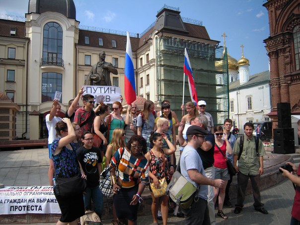 группа иностранных студентов, явившихся на митинг после настойчивой 