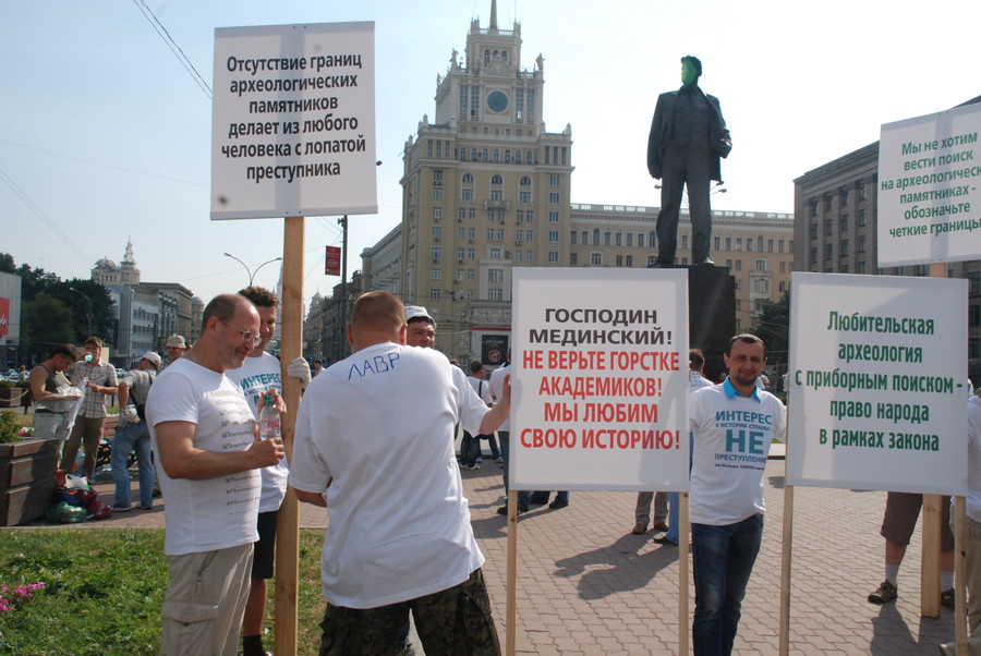 памятники археологии, как правило, на местности вообще никак не обозначенны