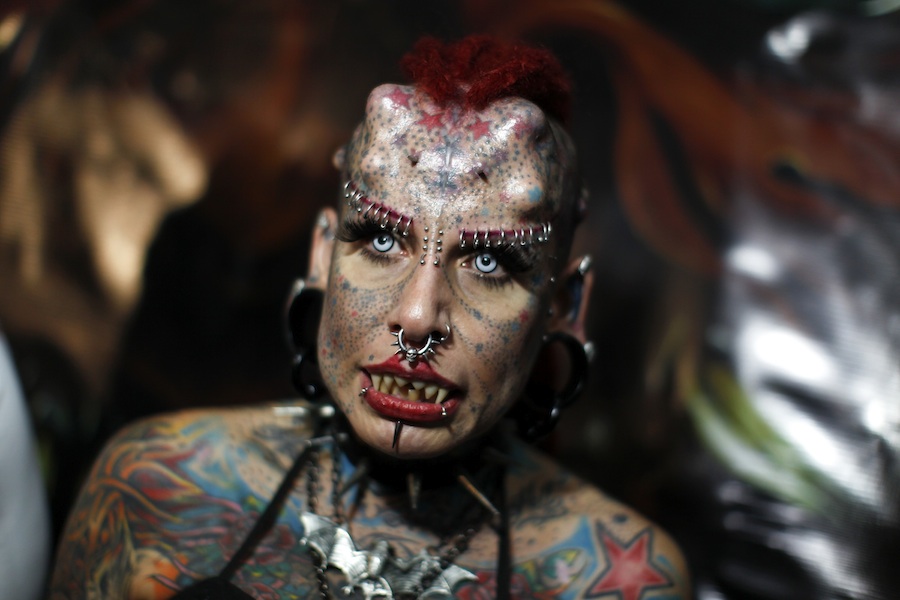 Участница выставки Expo Tattoo 2012 Venezuela в Каракасе 'женщина-вампир' Кристерна из Мексики. © Jorge Silva/Reuters