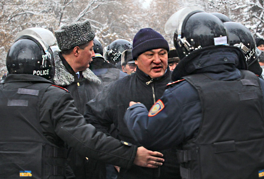 Во время акции протеста на площади Республики против действий властей в Жанаозене, где прошли массовые беспорядки. © Анатолий Устиненко/ИТАР-ТАСС