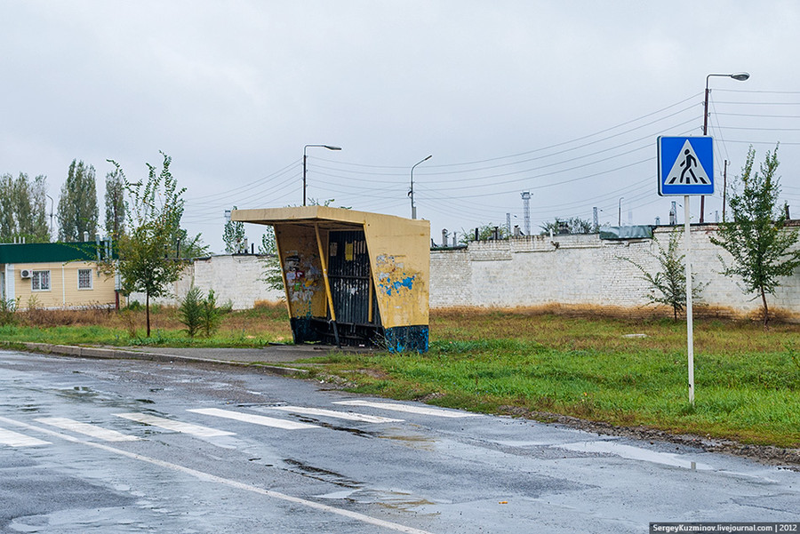 23. Остановка «Магазин «Елена» («Восточная»). К остановочному павильону не ведёт ни один тротуар.