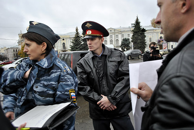 Полицейские, которые пытались задержать некоторых участников акции.