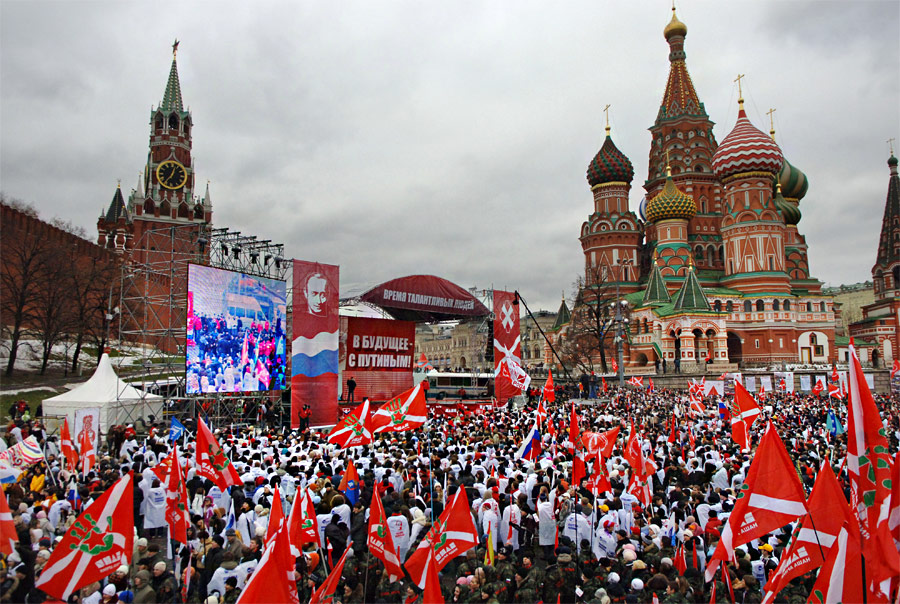 Акция «Наша победа» участников движения «Наши» на Васильевском спуске. © Григорий Сысоев/ИТАР-ТАСС