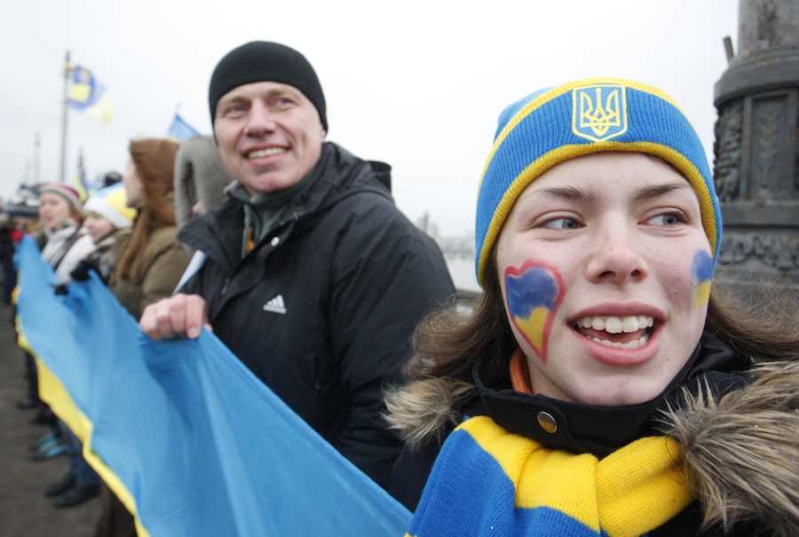 Участники акции воссоединения Левобережной и Правобережной Украины на мосту Патона во время празднования Дня соборности. © Владимир Синдеев/ИТАР-ТАСС