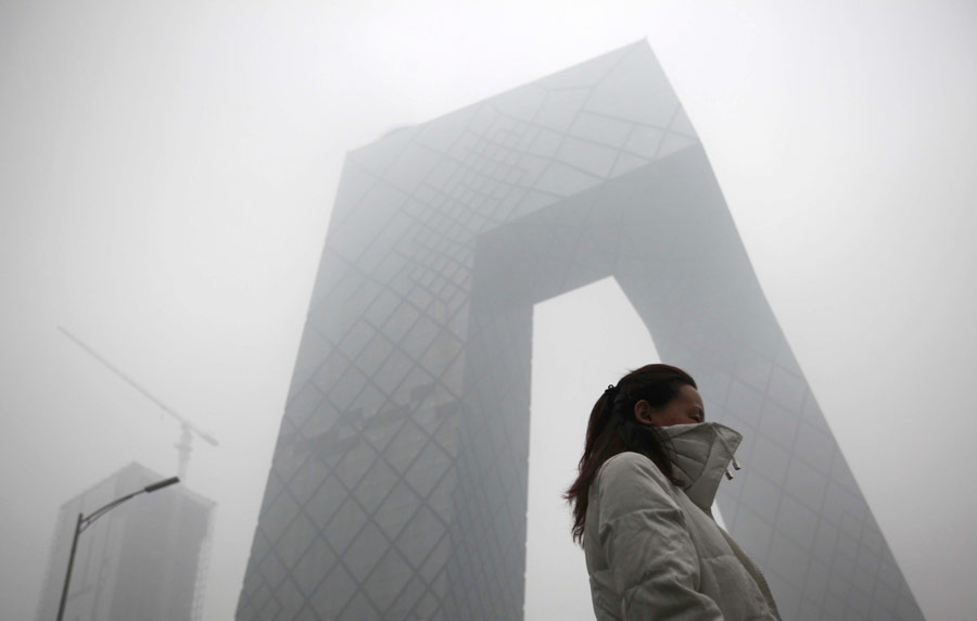 Женщина у здания Центрального телевидения Китая (CCTV) в Пекине. © China Daily/Reuters