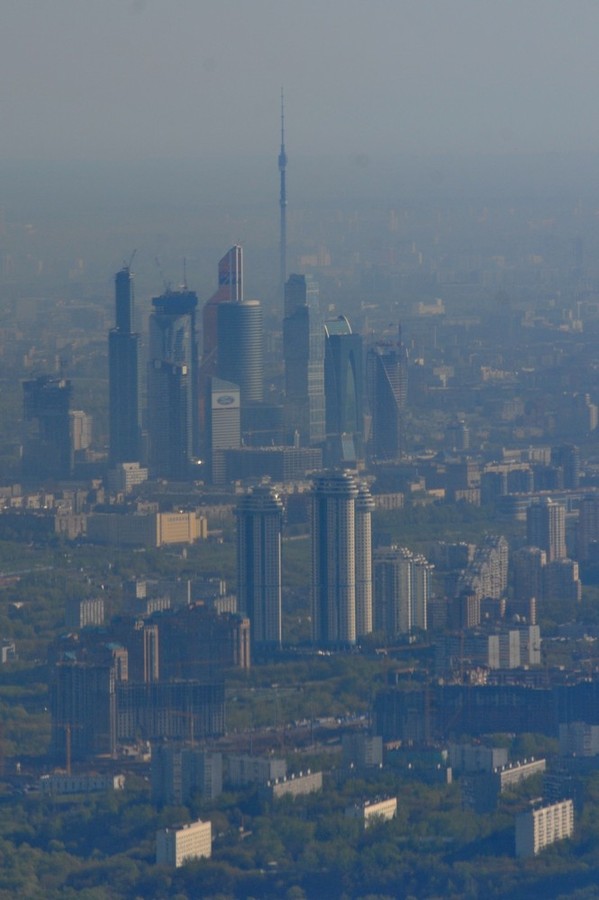 Вид с самолета на Москва-сити и Останкинскую телебашню