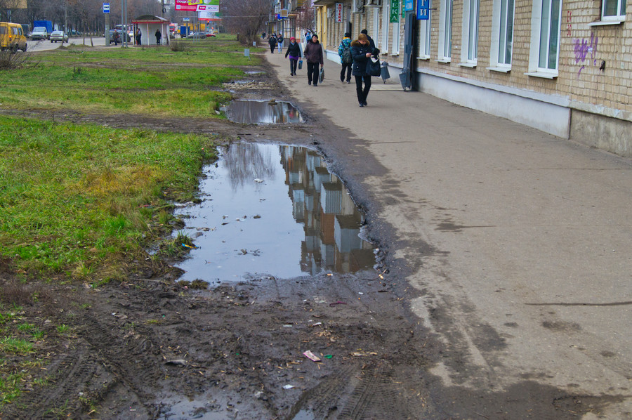 Вдоль тротуаров разбиты луга и прудики. Все для людей!  