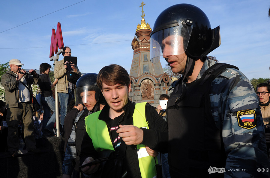 Задержание у памятника Героям Плевны вечером 7 мая. © Василий Максимов/Ridus.ru