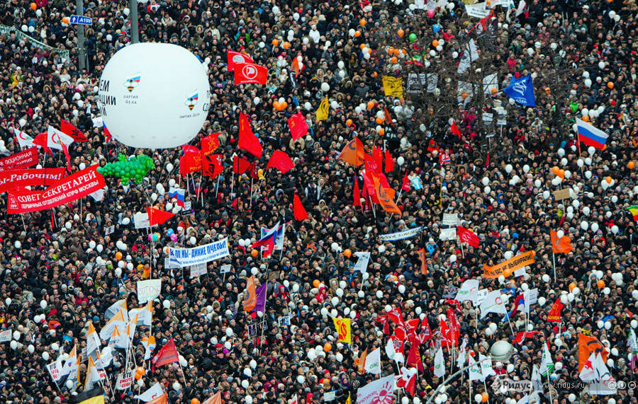 Вид сверху на проспект Сахарова во время митинга «За честные выборы». © Виталий Раскалов/Ridus.ru