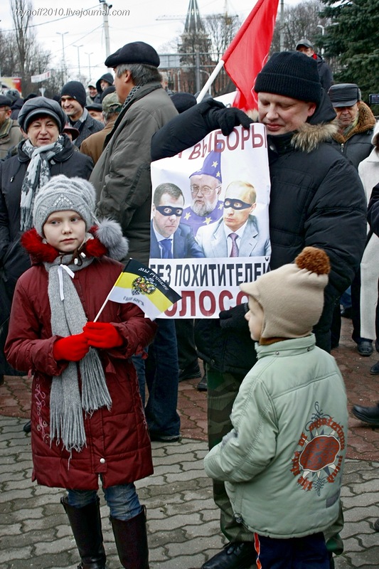 Много людей приходили с детьми 