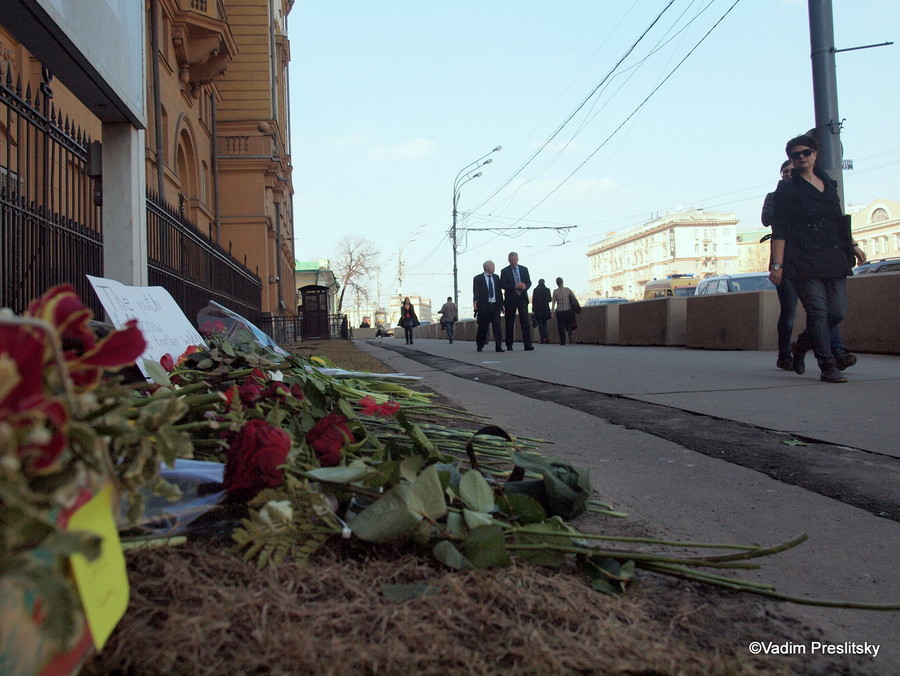 Цветы возле американского посольства в Москве в  память о  жертвах  трагедии в Бостоне. Москва. ©Vadim Preslitsky