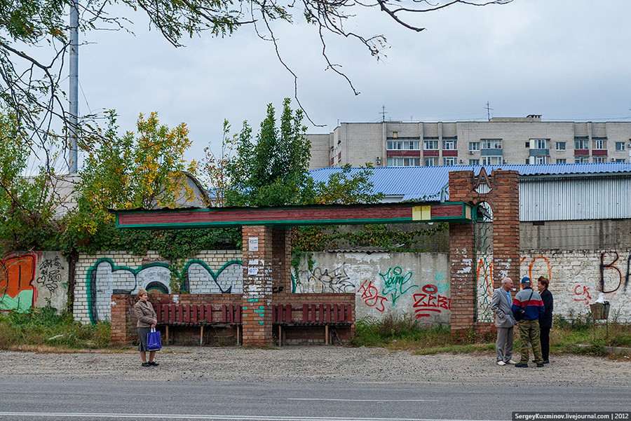 29. Остановка «Консервный завод». На многих остановках люди не решаются даже подходить к остановочному павильону.