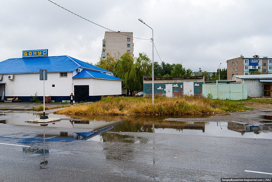 5. Первое, что видит каждый человек, оказавшийся на невинномысском автовокзале — вот эта лужа, преграждающая путь в город.