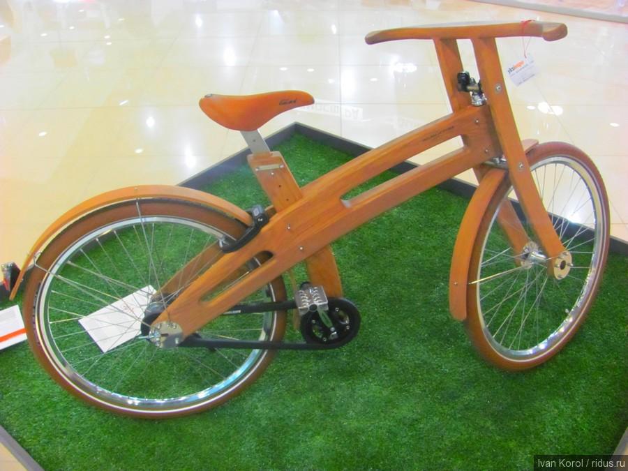 Ян Хунневех «Дубовый велосипед».  «Велосипед из сучка» - это деревянный велосипед обладающий комфортом обычного велосипеда, но наделенный чувством природной свободы. Езда на дубовом велосипеде дает людям контакт с природой, в буквальном смысле слова. Вы убегаете от городского шума и суеты, когда садитесь на деревянный велосипед. Поэтому выражение «Будь движим природой!» стало девизом «Велосипедов из сучка». Деревянный велосипед существует в трех вариантах высоты руля и с двумя разными багажниками. Цвета шин и седло вашего велосипеда могут быть модифицированы, в соответствии с вашим заказом. Дерево поставляется из французских лесов, где вместо одного срубленного дерева высаживаются два новых.