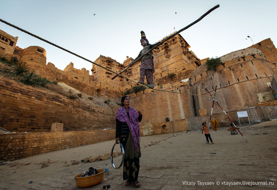 Young (7 y.o.) finambulist near Jaisalmer fort