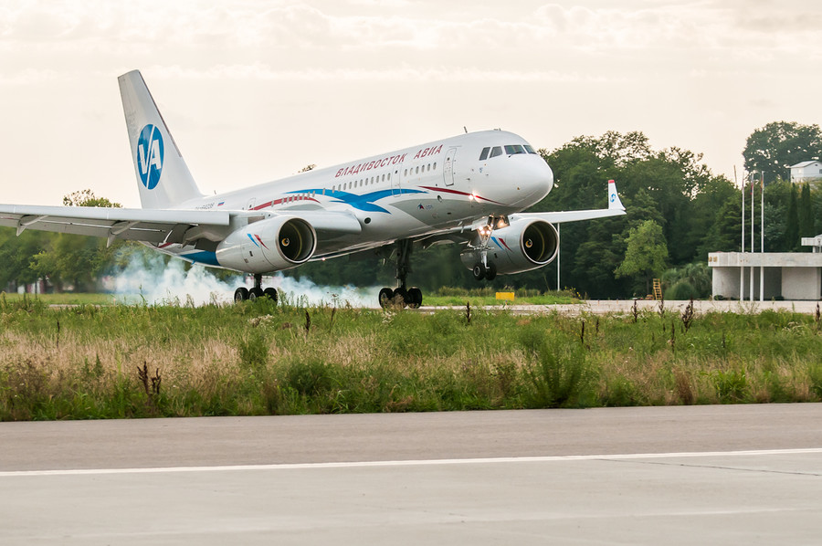 ТУ-204-300 Владивосток Авиа эффектно дымит резиной