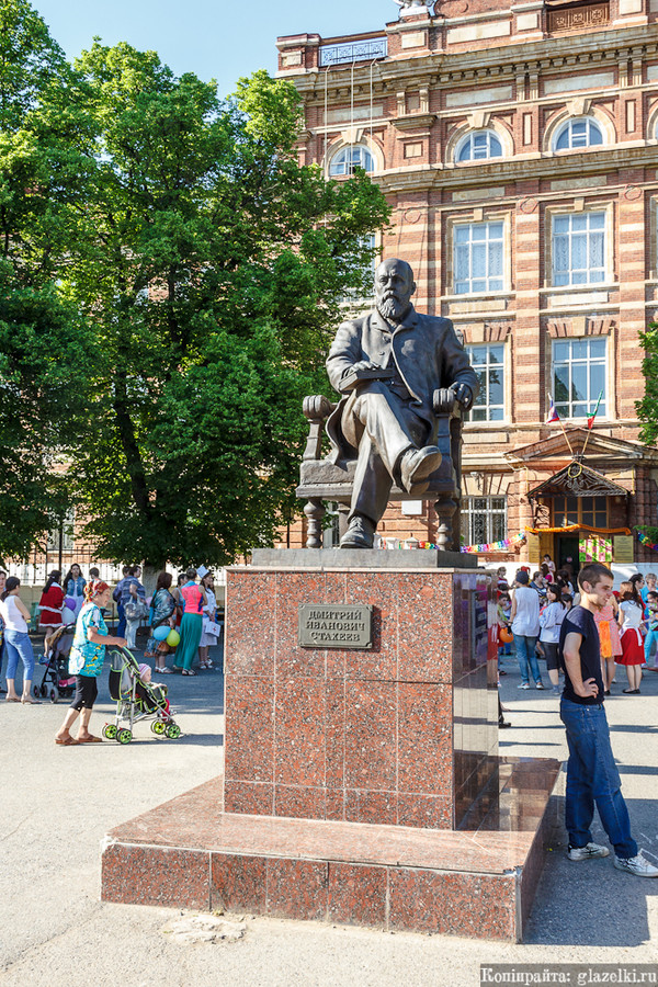 Памятник писателю Дмитрию Ивановичу Стахееву.