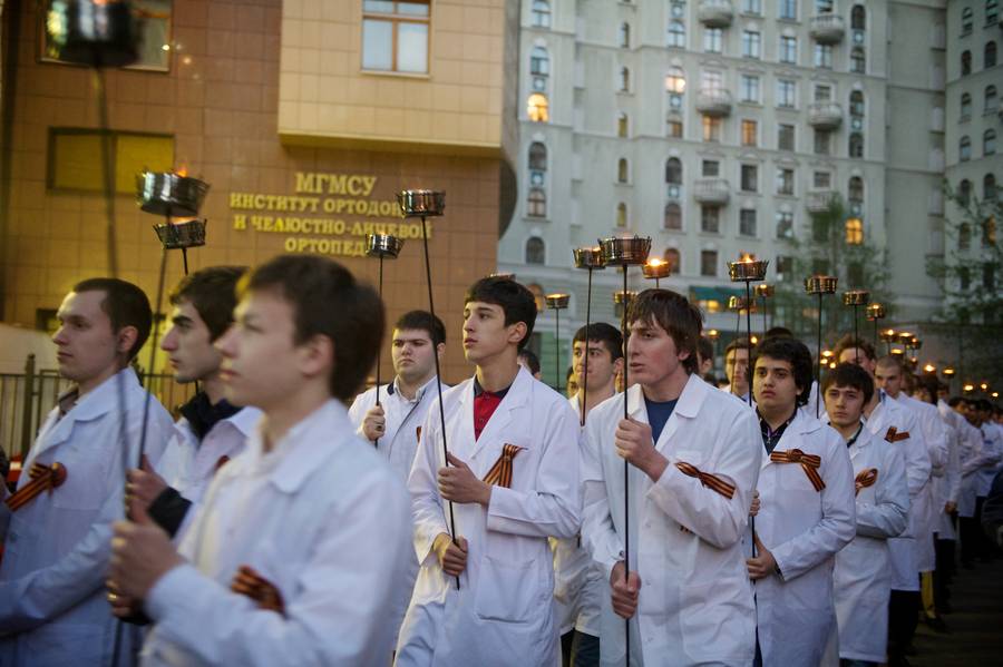 Факельное шествие студентов Московского государственного медико-стоматологического университета