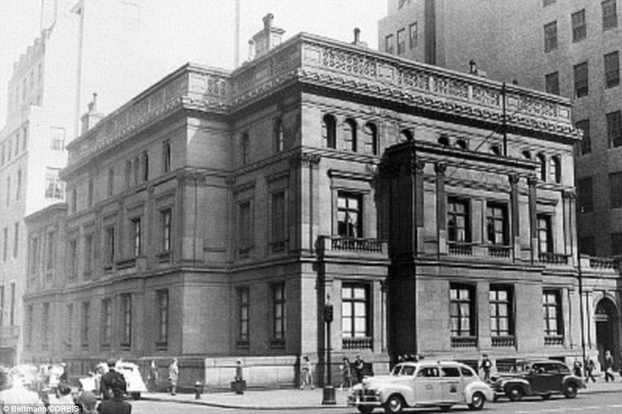 A view of the William Henry Vanderbilt mansion on Fifth Avenue in New York, 1941