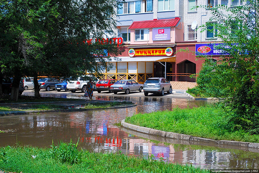 18. После обычного летнего ливня некоторые районы города оказываются под водой. На фото — улица Гагарина вблизи ЖК «Престиж-центр». Август 2012 года.