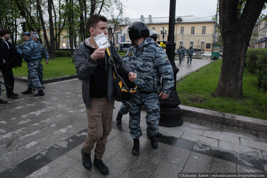 Задержали парня с пресс-картой, увидев, что я фотографирую, тут же отпустили его.