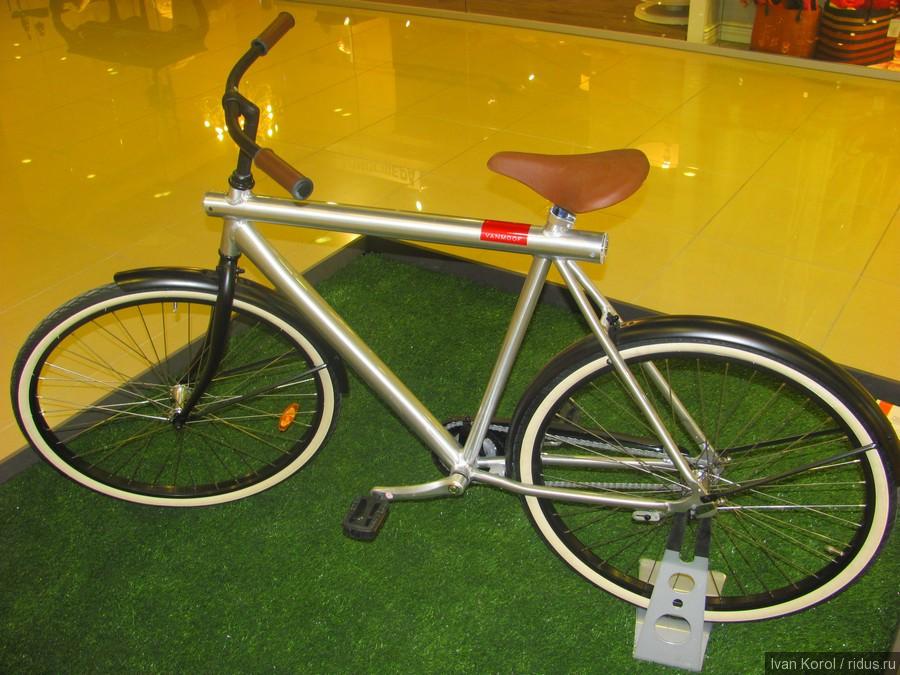 Шоерд Смит «Ванмооф №3: единственная скорость».  «Ванмооф №3» объединяет простоту и дизайн с инновационными деталями. На создание концепта Смита толкнуло недовольство свободно свисающими проводами и ржавыми генераторами, болтающимися на его велосипеде. Когда, в добавок ко всему, у него ещё и украли съемные фары, дизайнер решил сделать изменения. «Ванмооф» - это велосипед, в котором все дополнительные элементы скрыты под рамой. Это крайне серьезный велосипед.   