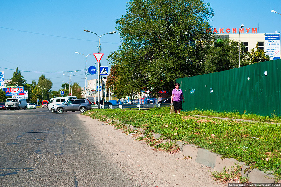 13. Песчаные наносы в центре города на дороге по ул. Революционной в нескольких метрах от поворота на ул. Гагарина.