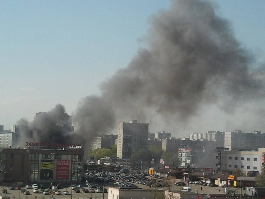 16:07 Ветром дым относит все дальше в сторону района Бирюлево