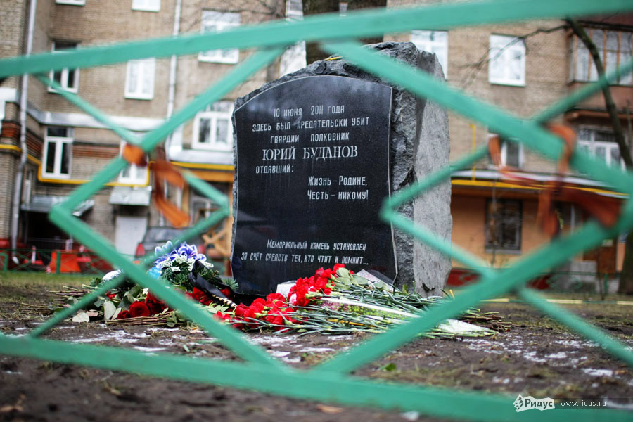 Мемориальный камень в честь полковника Юрия Буданова в Москве, на Комсомольском проспекте. © Антон Тушин/Ridus.ru