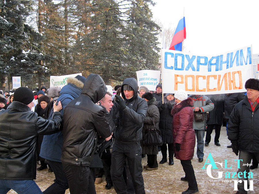 Фото с недавнего путинга в моем городе Сергиев Посад. На нем я пытаюсь не дать молодым националистам, вынести с митинга, якобы профсоюзников, одного из настоящих профсоюзных лидеров, под плакатом «СОХРАНИМ РОССИЮ».