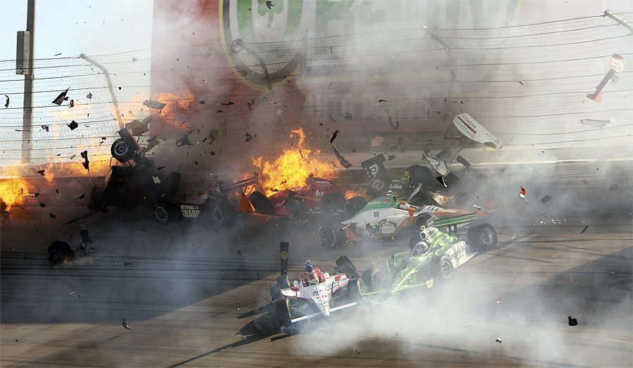 Столкновение 15 болидов на гонке IndyCar в Лас-Вегасе. © Barry Ambrose/Reuters