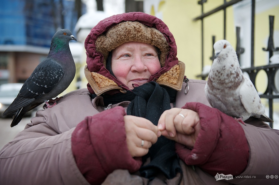 Служительница храма Нина Мефодиевна кормит голубей. © Антон Белицкий/Ridus.ru