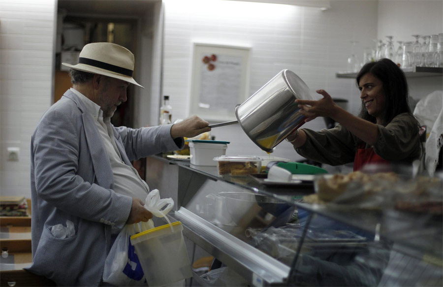 Хантер Халдер забирает остатки еды в кафе. © Rafael Marchante/Reuters