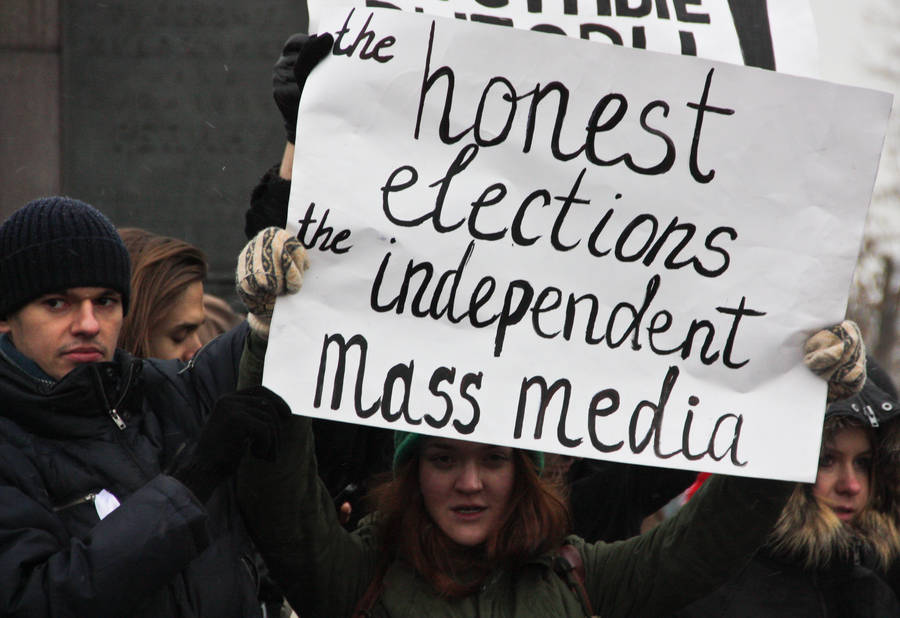 Плакаты митингующих на Болотной площади в Москве 10 декабря 2011 года. © Maksim Grevtsov