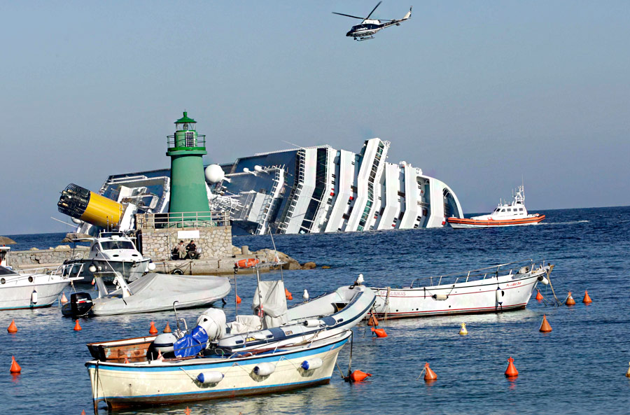 Круизный лайнер Costa Concordia, севший на мель у острова Джильо в Италии. © Reuters