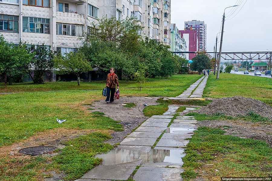 48. Тротуар по ул. Калинина в 101-м микрорайоне доставляет массу неудобств жителям, особенно в дождливую погоду.