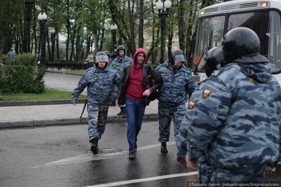 Тем временем продолжаются задержания.