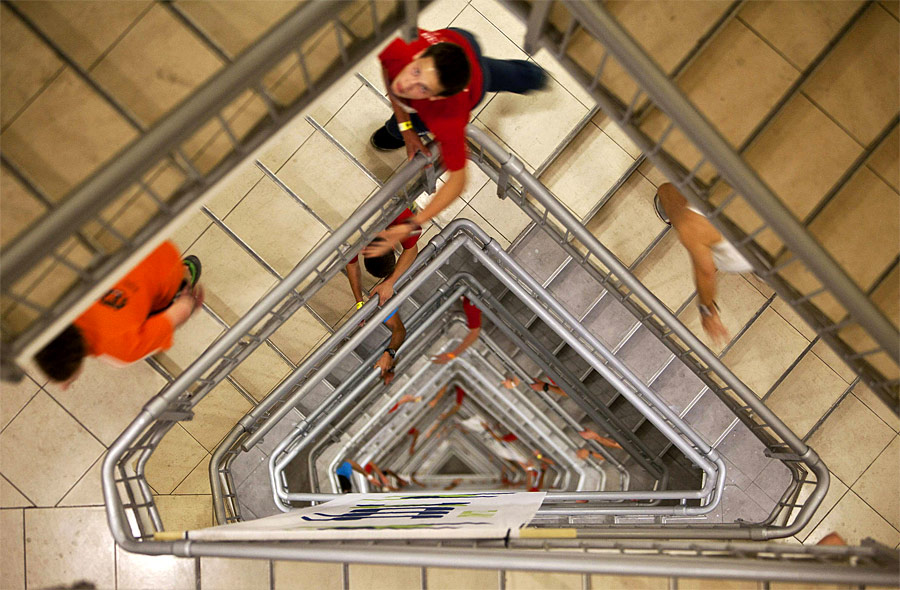 Во время ежегодной «Гонки по лестнице» спортсмены должны преодолеть 1144 ступеньки в 51-этажном здании Azrieli Tower в Тель-Авиве. © Nir Elias/Reuters