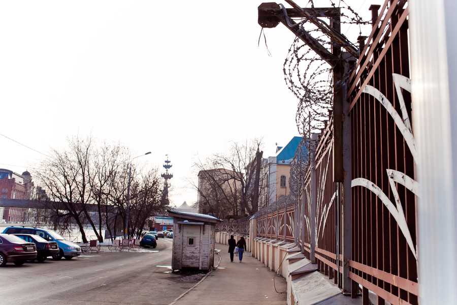 Прогулка по набережной вдоль неприглядного ограждения