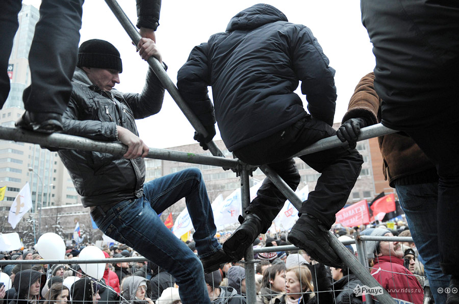 Некоторые могли наблюдать за митингом с высоты. © Антон Тушин/Ridus.ru