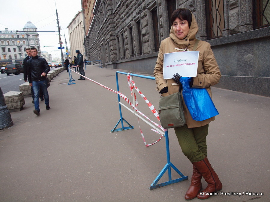 Женщина стоит в пикете у здания ФСБ на Лубянке. Москва. © Vadim Preslitsky