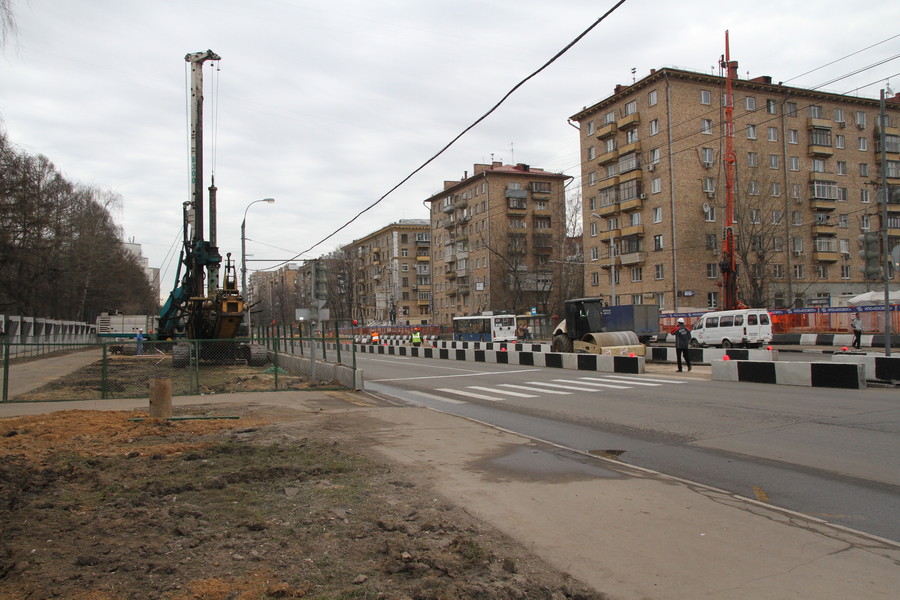 Жители окрестных домов счастливо спят и ждут не дождутся, когда их бульвар, который уже всем надоел из-за пения птиц и деревьев, смениться на приятно серый оттенок 12 полосной скоростной дороги. Да и тротуар сейчас слишком большой и с клумбами... Ведь если бы им это не понравилось - они наверное вышли бы помешать рабочим?