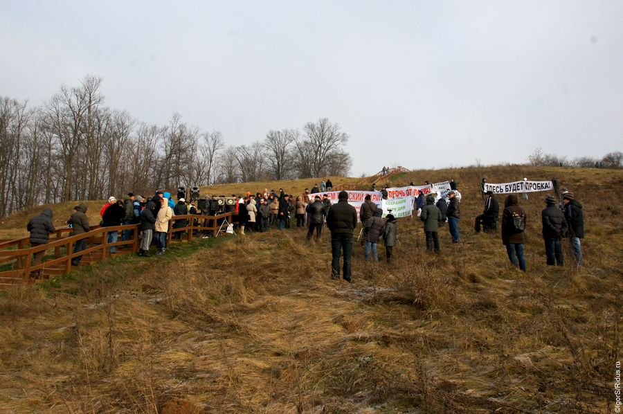 Митинг против застройки природного парка Долина реки Сходня.