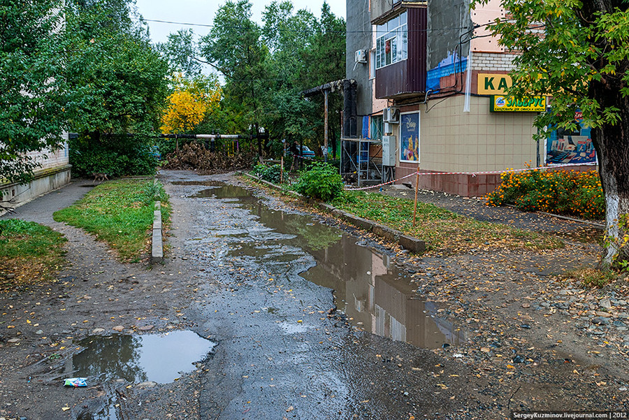 6. Многие внутридворовые дороги в городе в плохом состоянии. На снимке — выезд со двора дома №343 по ул. Водопроводной.